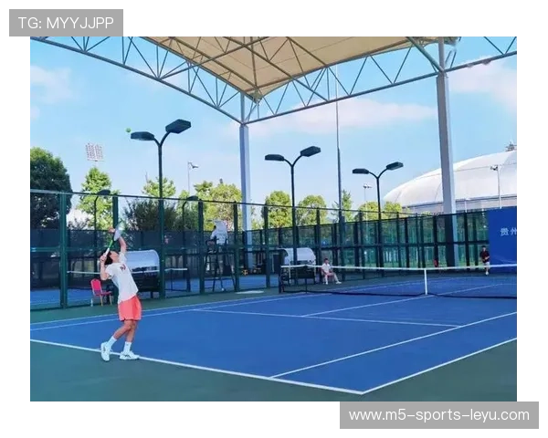 _城市天台：高楼顶部举办的惊险网球比赛_，楼顶网球场效果图